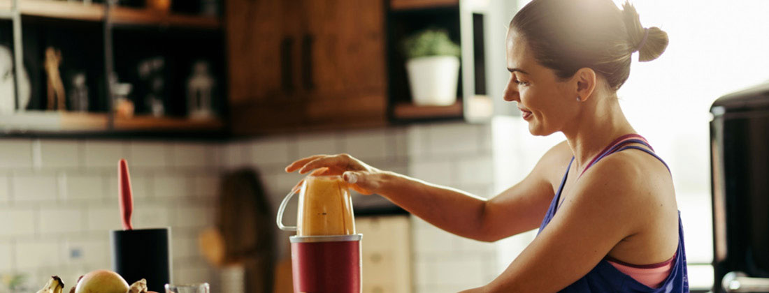 a-lady-making-smoothy-befor-and-after-workout-Landscape